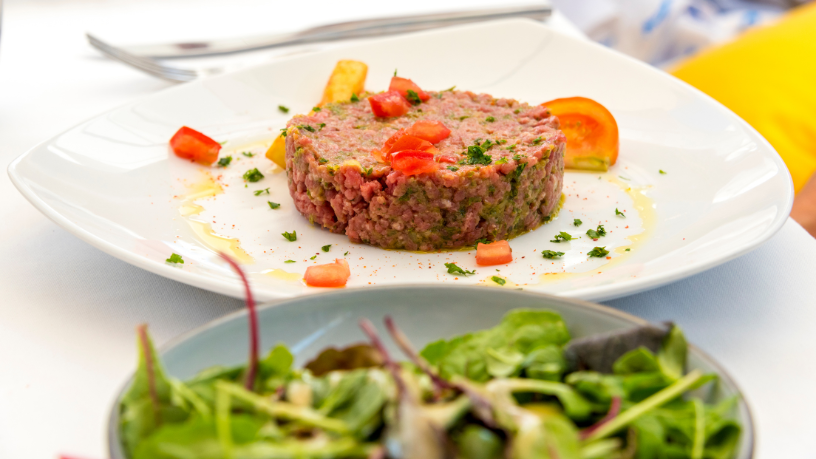Sabores refinados e tradição definem a gastronomia francesa, explica Leonardo Rocha de Almeida Abreu.