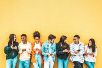TikTok na indústria do entretenimento: como a plataforma está redefinindo consumo, criação e monetização de conteúdo
