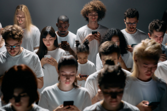 Vídeos com IA imitam telejornais no TikTok e ampliam risco de desinformação digital