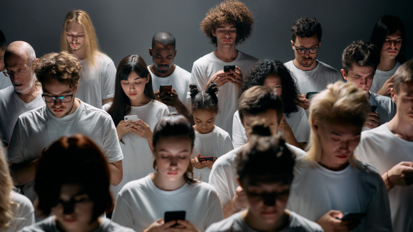 Vídeos com IA imitam telejornais no TikTok e ampliam risco de desinformação digital
