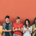 Uso de redes sociais e bem-estar: como o comportamento digital influencia a saúde mental