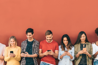 Uso de redes sociais e bem-estar: como o comportamento digital influencia a saúde mental
