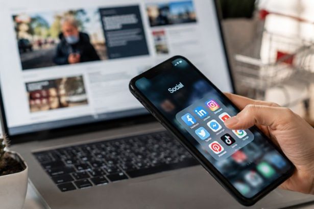 O Impacto das Plataformas Digitais no Comportamento do Consumidor e a Evolução da Informação Coletiva