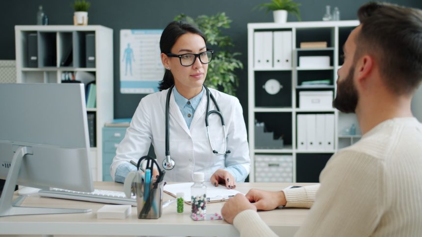 Médico conversa com paciente em uma clínica moderna sobre opções de tratamento.
